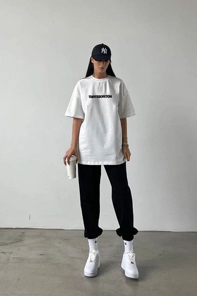 DUBU BUTİK Thatssofetch Λευκό μπλουζάκι Μαύρο Φούτερ Jogger - εμπριμέ στο κάτω μέρος με λαιμόκοψη