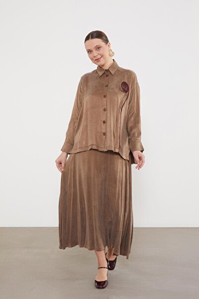 Levidor Camel Cupra Skirt Set with Rose Detail on the Front and Buttons
