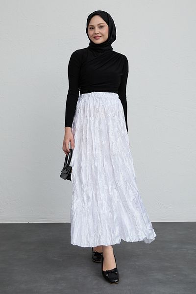 InStyle تنورة بيضاء من الساتان كراش مع اللؤلؤ