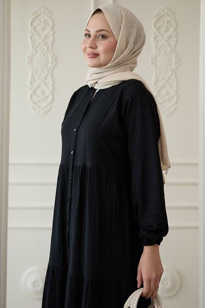 InStyle Μαύρο φόρεμα με φαρδιά κουμπιά φρυδιών