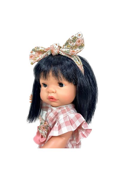 OEM Papusa Nines D'Onil, Joy, cu parul brunet, cu salopeta in carouri, cu miros de vanilie, 37 cm