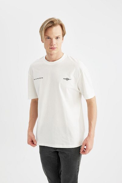 DeFacto Comfort Regular Fit Bequeme Passform Rundhalsausschnitt Rücken bedrucktes Kurzarm-T-Shirt B4369ax24sp