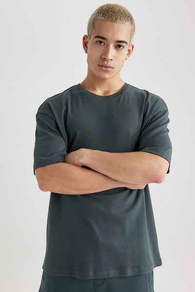 DeFacto Bequemes, bedrucktes T-Shirt aus schwerem Stoff mit Rundhalsausschnitt – bequeme, normale Passform, kurze Ärmel B4221ax24sp