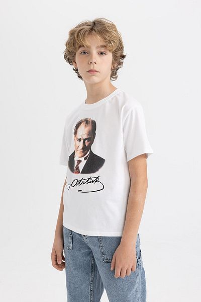 DeFacto Boy&#39;s Crew λαιμόκοψη που αλλάζει χρώμα Ατατούρκ με εμπριμέ κοντομάνικο λευκό μπλουζάκι B6937a824sm
