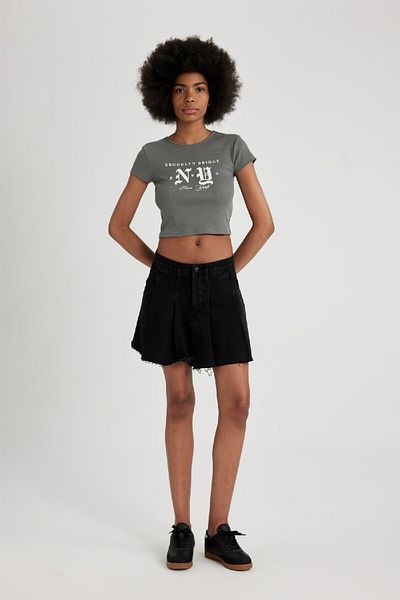 DeFacto Bedrucktes geripptes Camisole-T-Shirt mit Rundhalsausschnitt - Kurzarm B6812ax24sm