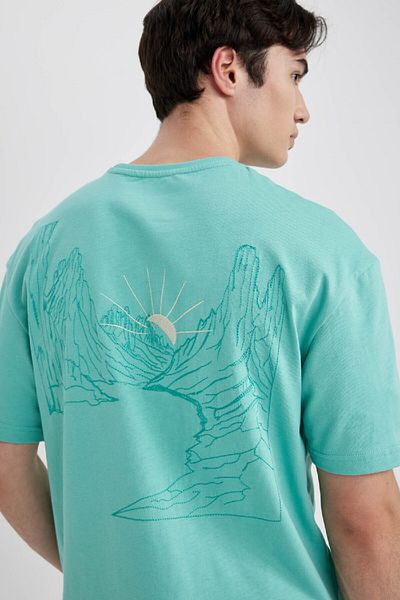 DeFacto Comfort Regular Fit Άνετη Εφαρμογή Crew λαιμόκοψη Πίσω εμπριμέ κοντομάνικο μπλουζάκι B8489ax24sm