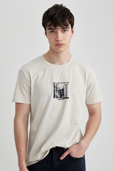 DeFacto Slim Fit Slim Fit Rundhalsausschnitt bedrucktes Kurzarm-T-Shirt aus Baumwolle C2133ax24sm