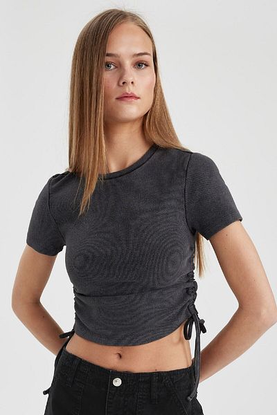 DeFacto Fitted Crew Neck Gather Detailed Short Sleeve Washed Faded Effect T-Shirt B9228ax24sp