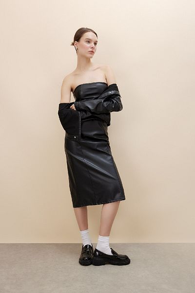 DeFacto Trägerloses, figurbetontes Midikleid mit geradem Schlitz – Kunstleder C2284ax24sp