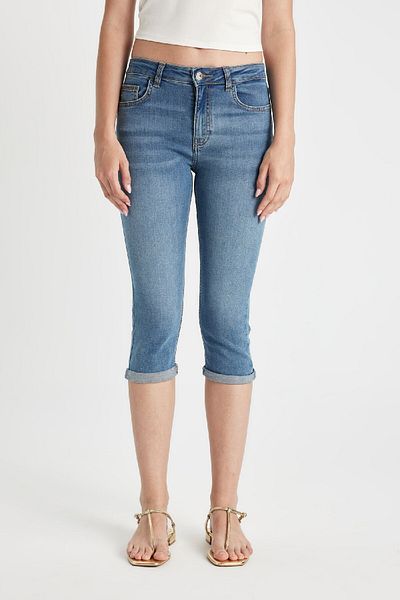 DeFacto Capri-Jeans mit normaler Taille B9172AX24SM