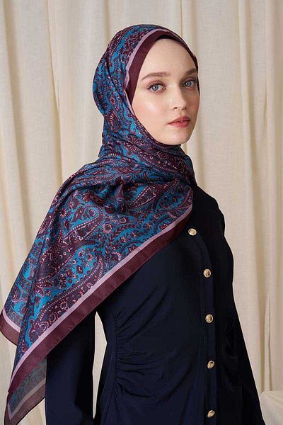 Madame Polo Petrol Motif Veloria Motif Shawl Considerat ca fiind un șal cu design istoric și un motiv rotund.