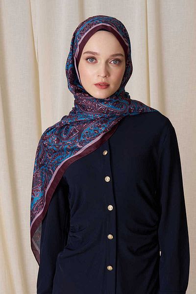 Madame Polo Petrol Motif Veloria Motif Shawl Considerat ca fiind un șal cu design istoric și un motiv rotund.