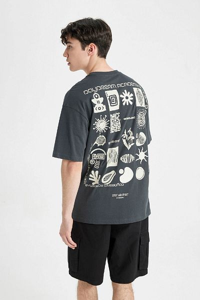 DeFacto Comfort Regular Fit Άνετη εφαρμογή Crew λαιμόκοψη πίσω εμπριμέ κοντομάνικο μπλουζάκι C4085ax24sm