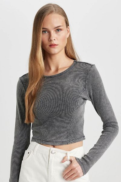 DeFacto Tailliertes, langärmliges T-Shirt mit Rundhalsausschnitt und verwaschenem Fade-Effekt C4579ax24sm