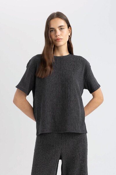 DeFacto Wygodna, krótka koszulka z okrągłym dekoltem i okrągłym dekoltem C3843ax24sp