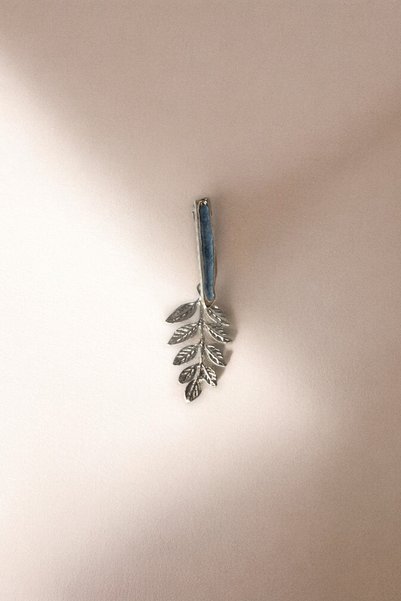 Trend aksesuar Metal Yaprak Detaylı Boyalı Sarkıt Broş