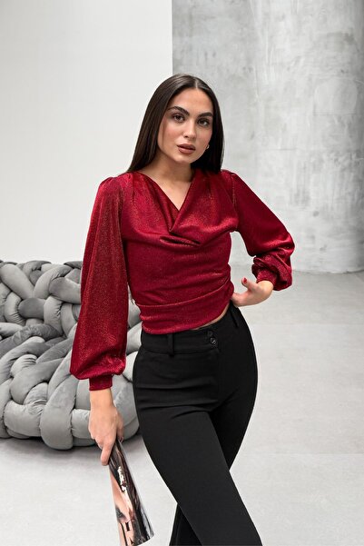 RB CLUB بلوزة فضية بياقة مائلة، لون عنابي