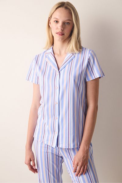 Penti Baumwoll-Pyjama-Set mit farbigen Streifen, mehrfarbigem Hemd mit Knöpfen und gestreiften Hosen