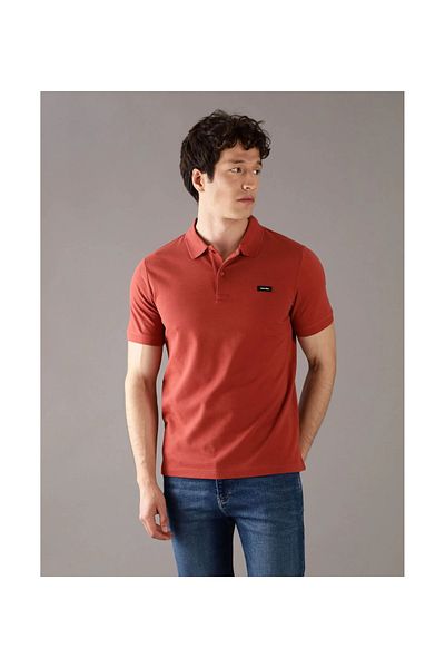 Calvin Klein تي شيرت رجالي ذو ياقة بولو من القطن العضوي باللون الأحمر مع شعار العلامة التجارية K10K 111196 -XAH