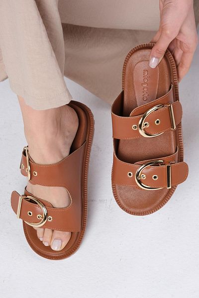 Mio Gusto شبشب نسائي بإبزيم مزدوج بلون أسمر من Estella