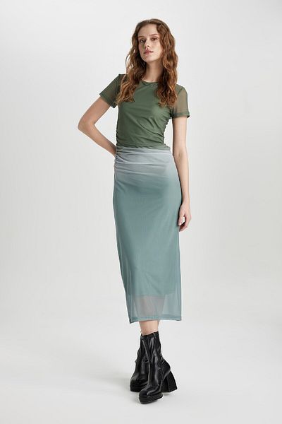 DeFacto Figurbetontes, kurzärmliges Midi-Tüllkleid mit Rundhalsausschnitt und Farbverlauf C5926ax24sp