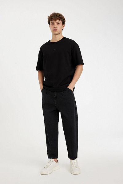 DeFacto Comfort Regular Fit Άνετη εφαρμογή Crew Neck Heavy ύφασμα κοντομάνικο μαύρο μπλουζάκι C6140ax24au