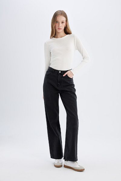 DeFacto Geripptes Slim-Fit-Langarm-T-Shirt mit Rundhalsausschnitt – C7516ax24au