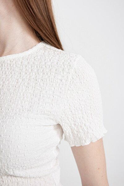 DeFacto Tailliertes Kurzarm-T-Shirt mit Rundhalsausschnitt A6179AX24SM