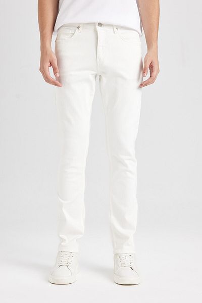 DeFacto Pedro Slim Fit Jeans mit normaler Taille und Skinny-Bein - D1977AX24SM