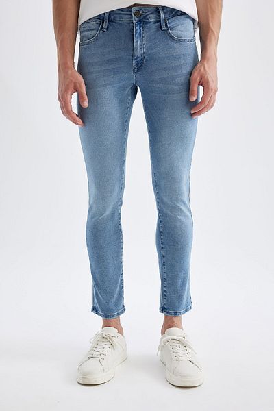 DeFacto Pedro Slim Fit Jeans mit Skinny-Bein und normaler Taille - D1832AX24SM