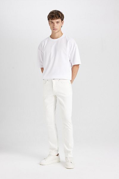 DeFacto Pedro Slim Fit Jeans mit normaler Taille und Skinny-Bein - D1977AX24SM