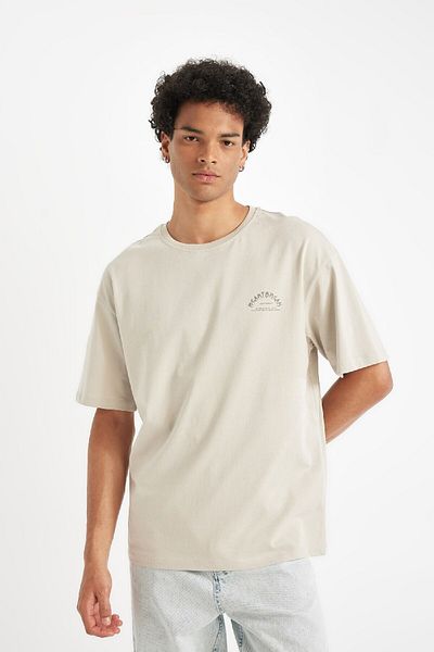 DeFacto 100% βαμβακερό Comfort Regular Fit Άνετη εφαρμογή Crew λαιμόκοψη με στάμπα κοντομάνικο μπλουζάκι C6143ax24au
