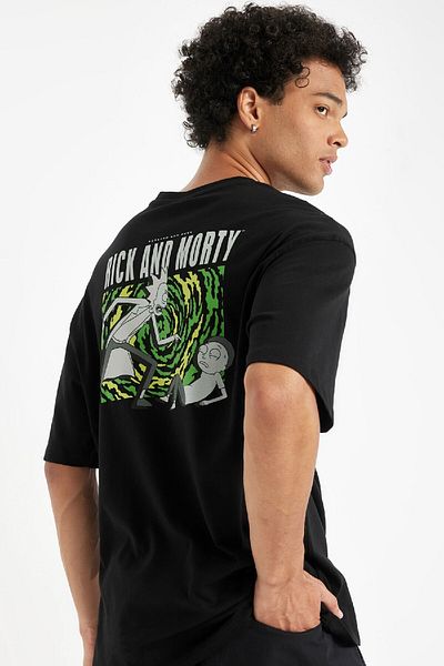 DeFacto Rick And Morty Baumwoll-T-Shirt mit Rundhalsausschnitt – Rückendruck, kurze Ärmel C6511ax24au