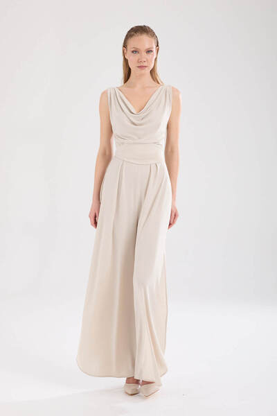 By Yaren Yazıcı Bej Degaje Yaka Yırtmaç Detaylı Kendi Kumaşından Seyyar Kemerli Tulum