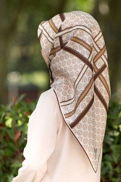 Vissona 100% Twill Silk Gold ριγέ μονόγραμμα μοτίβο κρέμα - Μπεζ χρώμα 90x90 Φουλάρι Σχήμα ραπτικής: Ράψιμο στο χέρι