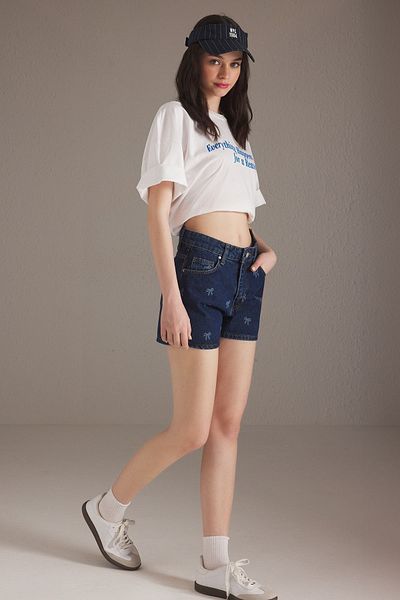 Trendyol Collection Blaue, mit Band bedruckte City Boy-Jeansshorts mit hoher Taille