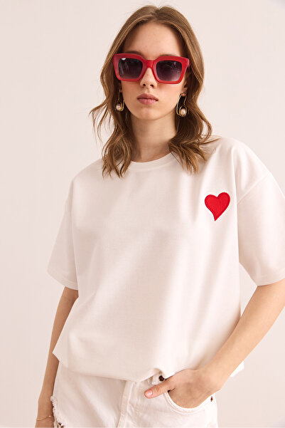 Olalook Γυναικείο μπλουζάκι με καρδιά εκρού κεντημένο άνετο με 2 κλωστές TSH- 19000870