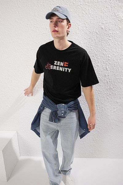 Trendyol Collection Χοντρό και εμπριμέ μαύρο μπλουζάκι Tok Oversize - TMNSS25TS00022
