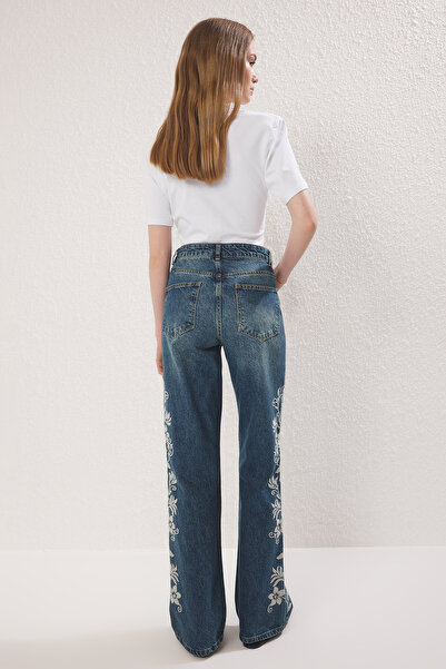 Trendyol Collection Niebieskie haftowane jeansy z wysokim stanem i szerokimi nogawkami TWOSS25JE00265