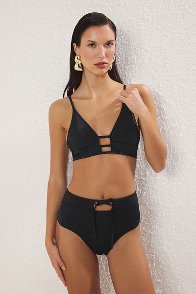 Trendyol Collection Schwarzes Dreieck-Bikiniset mit hoher Taille und normaler Passform TBESS25BT00170