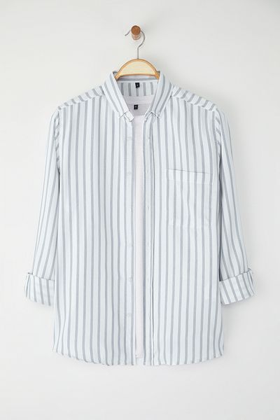 Trendyol Collection Khakifarbenes, gestreiftes Oxford-Herrenhemd mit normaler Passform und leicht zu bügeln TMNSS25GO00078