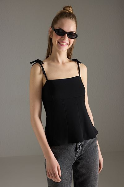 Trendyol Collection Μαύρη πλεκτή μπλούζα με λεπτομέρεια με κορδόνι Peplum