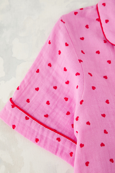 Trendyol Curve Σετ πιτζάμες με ροζ μοτίβο καρδιάς με υφαντό μουσελίνα TBBSS25AI00029