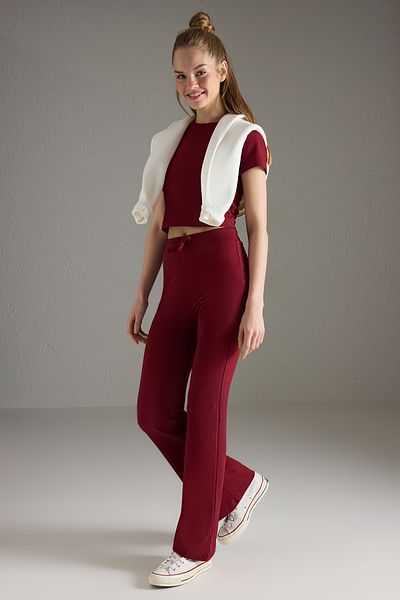 Trendyol Collection Burgunderroter, taillierter, dehnbarer, gestrickter Oberteil- und Unterteilanzug TWOSS25AU00053
