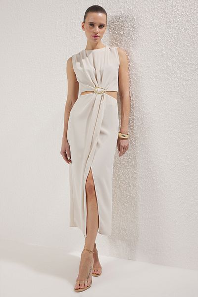 Trendyol Collection Beigefarbenes Maxikleid aus gewebtem Krepp mit A-Linien-Ausschnitt und Accessoire-Detail TWOSS25EL00017