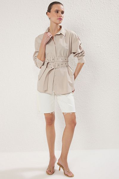 Trendyol Collection Übergroßes, breit geschnittenes, gewebtes Hemd mit Steingürteldetail TWOAW25GO00025
