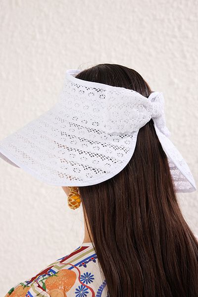 Trendyol Collection Weißer Stroh-Strandhut mit Schleife TBESS25SP00001
