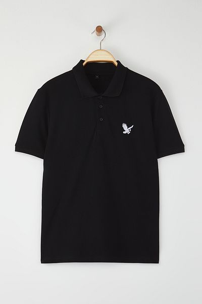 Trendyol Collection Schwarzes T-Shirt mit normaler Passform und Stickerei und Polokragen TMNSS25PO00017