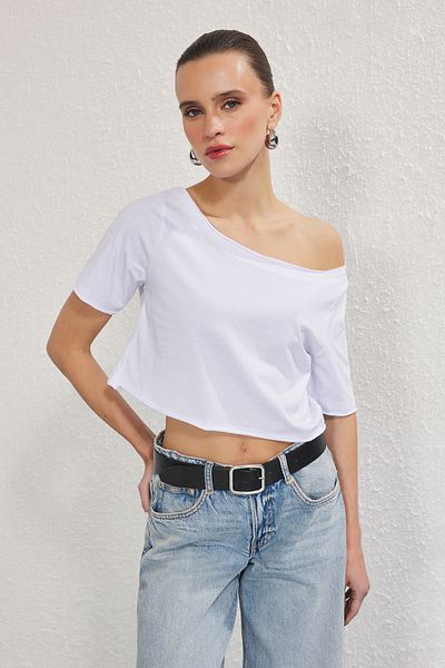 Trendyol Collection Schwarz-weißes 2-teiliges Set aus 100 % Baumwolle, asymmetrisches Crop-Strick-T-Shirt mit U-Boot-Ausschnitt TWOSS25TS00194