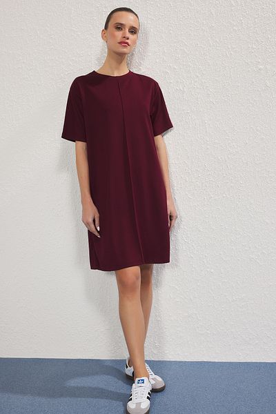 Trendyol Collection Geripptes Burgunder-Mini-Strickkleid – weicher, gerader Schnitt TWOSS25EL00778